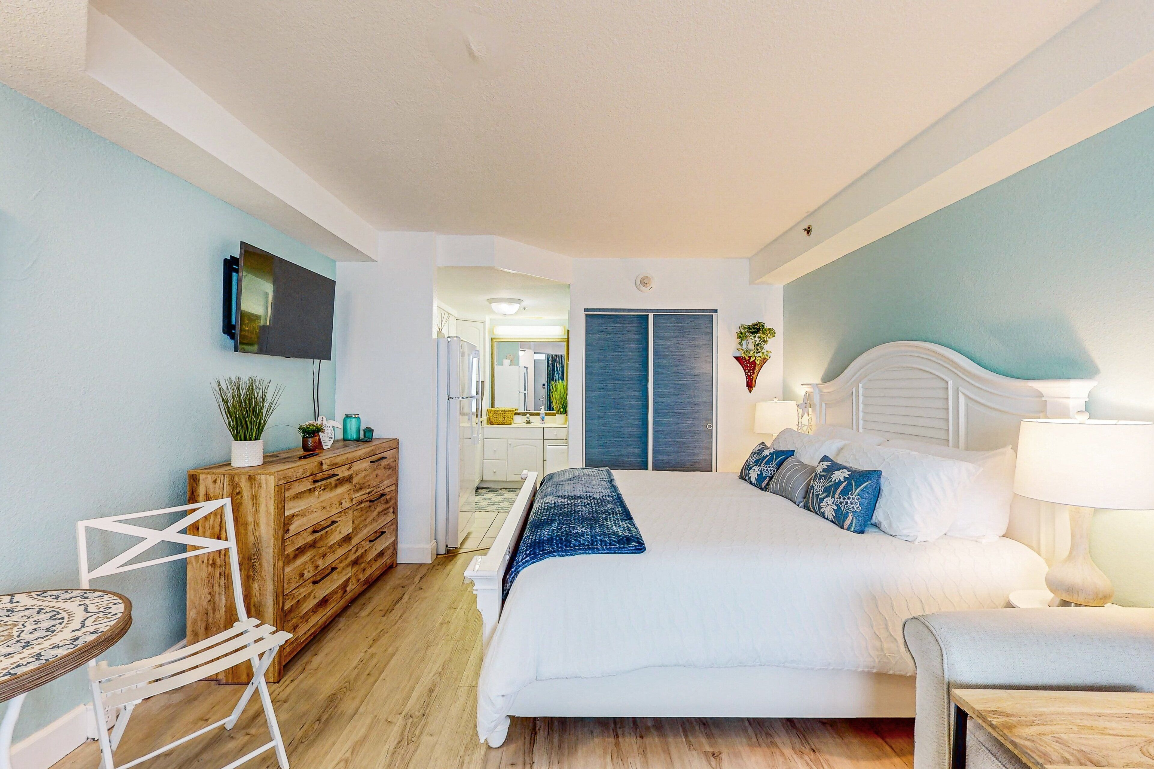 Beachfront Studio | Sunrise Balcony + Pools | Walk To Shops & Dining - オーモンドビーチ, FL