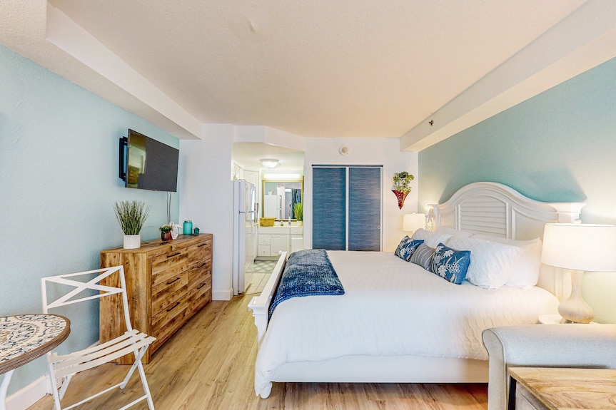Beachfront Studio | Sunrise Balcony + Pools | Walk To Shops & Dining - オーモンドビーチ, FL
