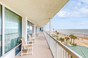 Property grounds - Beachfront Studio | Sunrise Balcony + Pools | Walk to Shops & Dining (Daytona Beach)