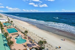 On the beach - Oceanfront Studio w/ Balcony & Resort Perks Near Boardwalk (Daytona Beach)
