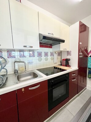 Refrigerador, microondas, horno y utensilios de cocina 