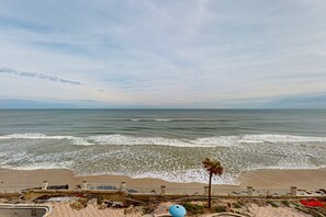 On the beach - Chic Oceanfront Studio with Balcony, Pool & Direct Beach Access (Daytona Beach)
