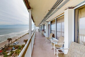 Property grounds - Chic Oceanfront Studio with Balcony, Pool & Direct Beach Access (Daytona Beach)