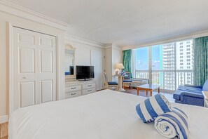 1 bedroom, iron/ironing board, free WiFi, bed sheets - Cozy Oceanfront Studio – Balcony, Kitchenette, Walk to Boardwalk (Daytona Beach)