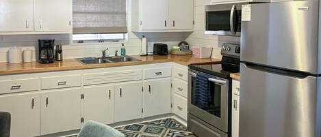 Geladeira, micro-ondas, fogão, cooktop