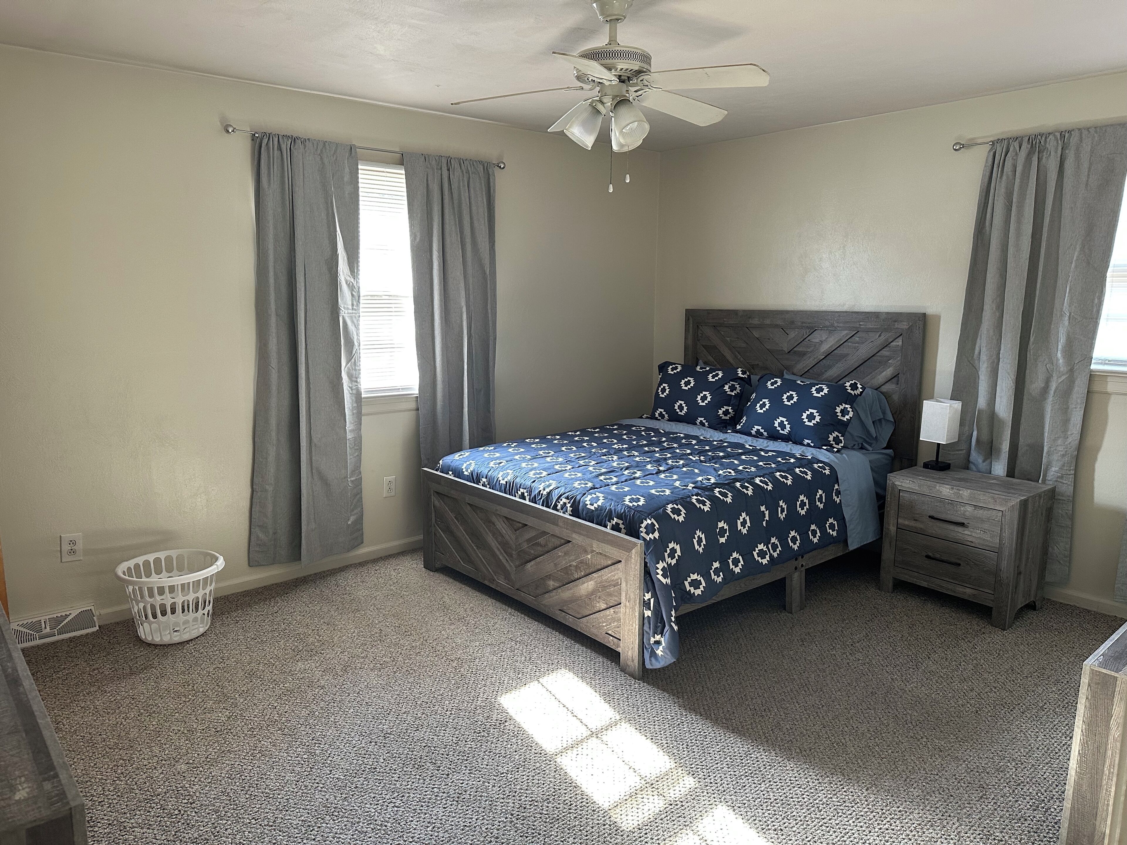 2 室のベッドルーム、WiFi (無料)、ベッドシーツ