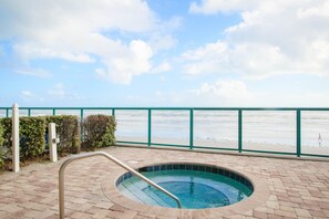 Ein Whirlpool mit Blick auf den Strand.