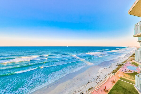 On the beach - Oceanfront 10th-Floor Condo w/ Balcony, Pool, & Direct Beach Access (Daytona Beach Shores)