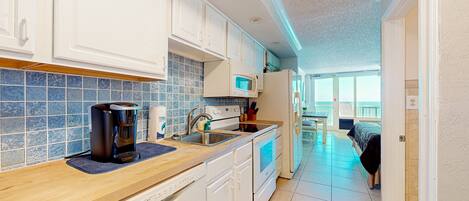 Kjøleskap, mikrobølgeovn, ovn og kokeplater