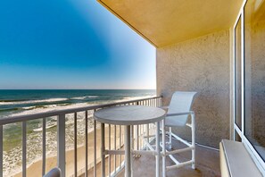 Property grounds - Romantic Oceanfront Studio with Balcony & Direct Beach Access (Daytona Beach Shores)