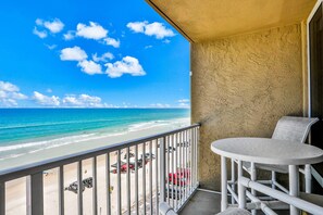Property grounds - Romantic Oceanfront Studio with Balcony & Direct Beach Access (Daytona Beach Shores)