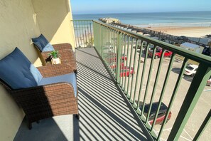 Property grounds - Oceanview Condo w/ Balcony, Pool, Hot Tub & Steps to Crabby Joe's (Daytona Beach Shores)