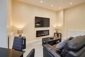 House - Host Stay Ross View Ground Floor Apartment (Whitby)