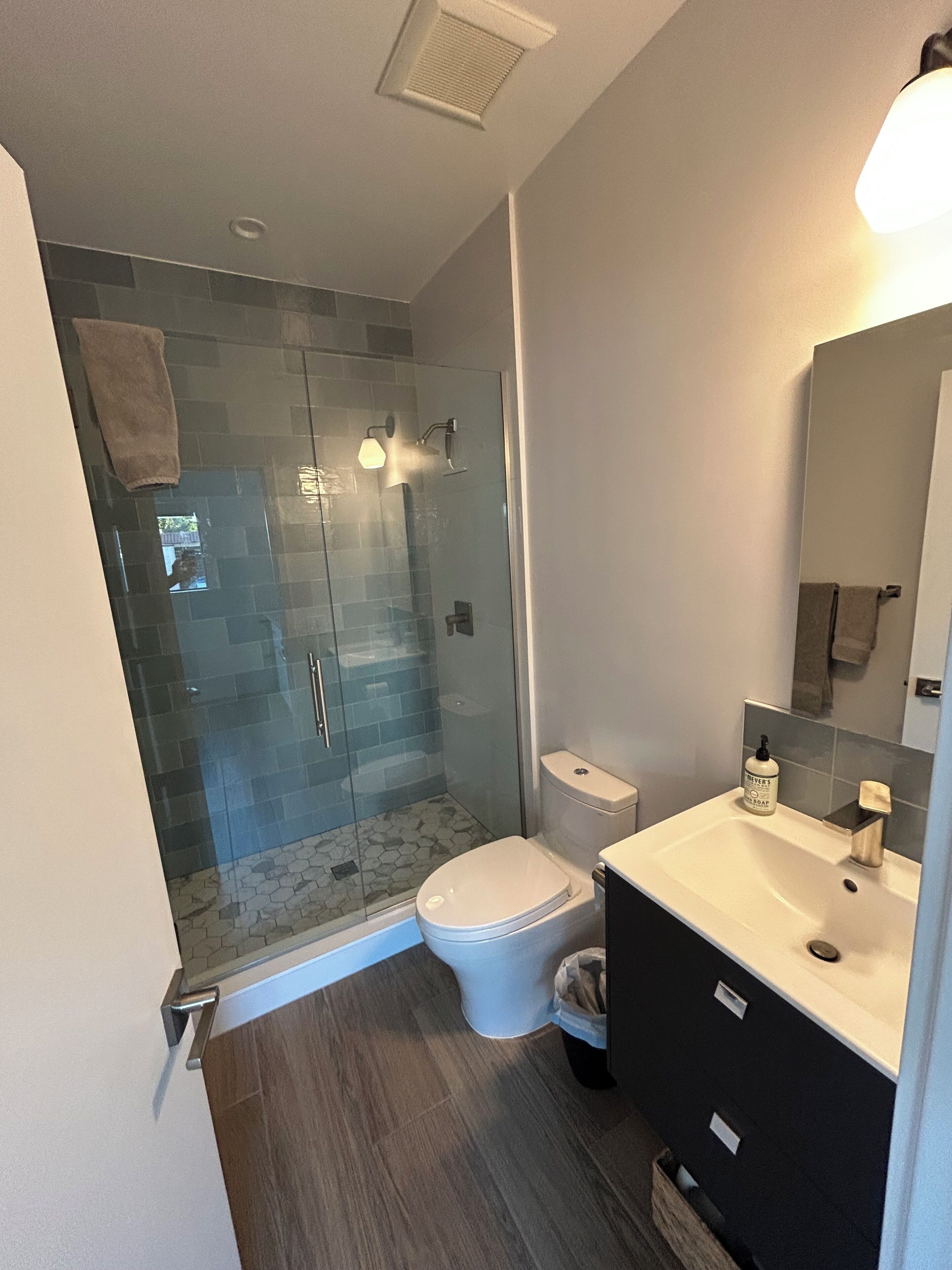 Douche, serviettes fournies, savon, papier toilette