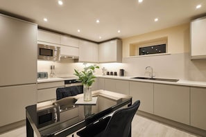House - Host Stay Ross View Basement Apartment (Whitby)