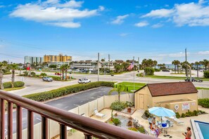 Property grounds - Relaxing Studio w/ Ocean Peek Views, Pool & Balcony Near the Beach (New Smyrna Beach)