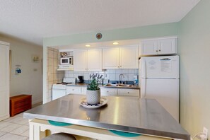Fridge, microwave, oven, stovetop - Relaxing Studio w/ Ocean Peek Views, Pool & Balcony Near the Beach (New Smyrna Beach)