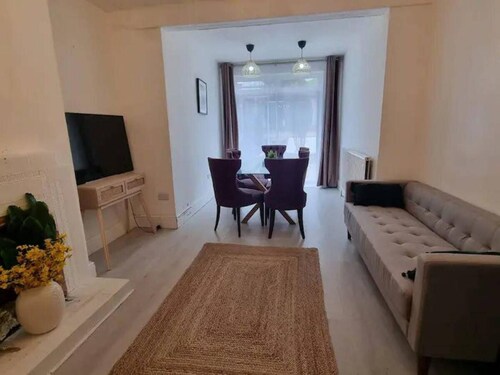 Charming & Stylish 3-bedroom London Escape