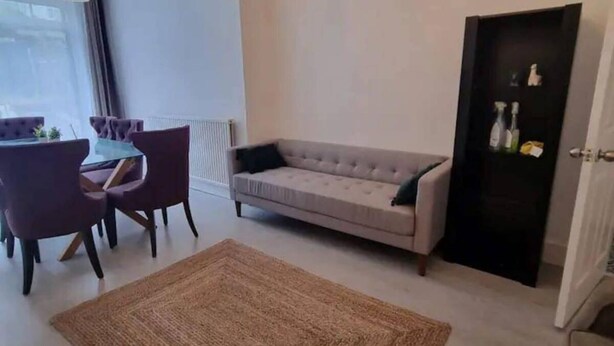 A living room with a sofa, chairs, a coffee table, and a rug. - 3-bedroom Home Sleeps 6 With Garden (London)