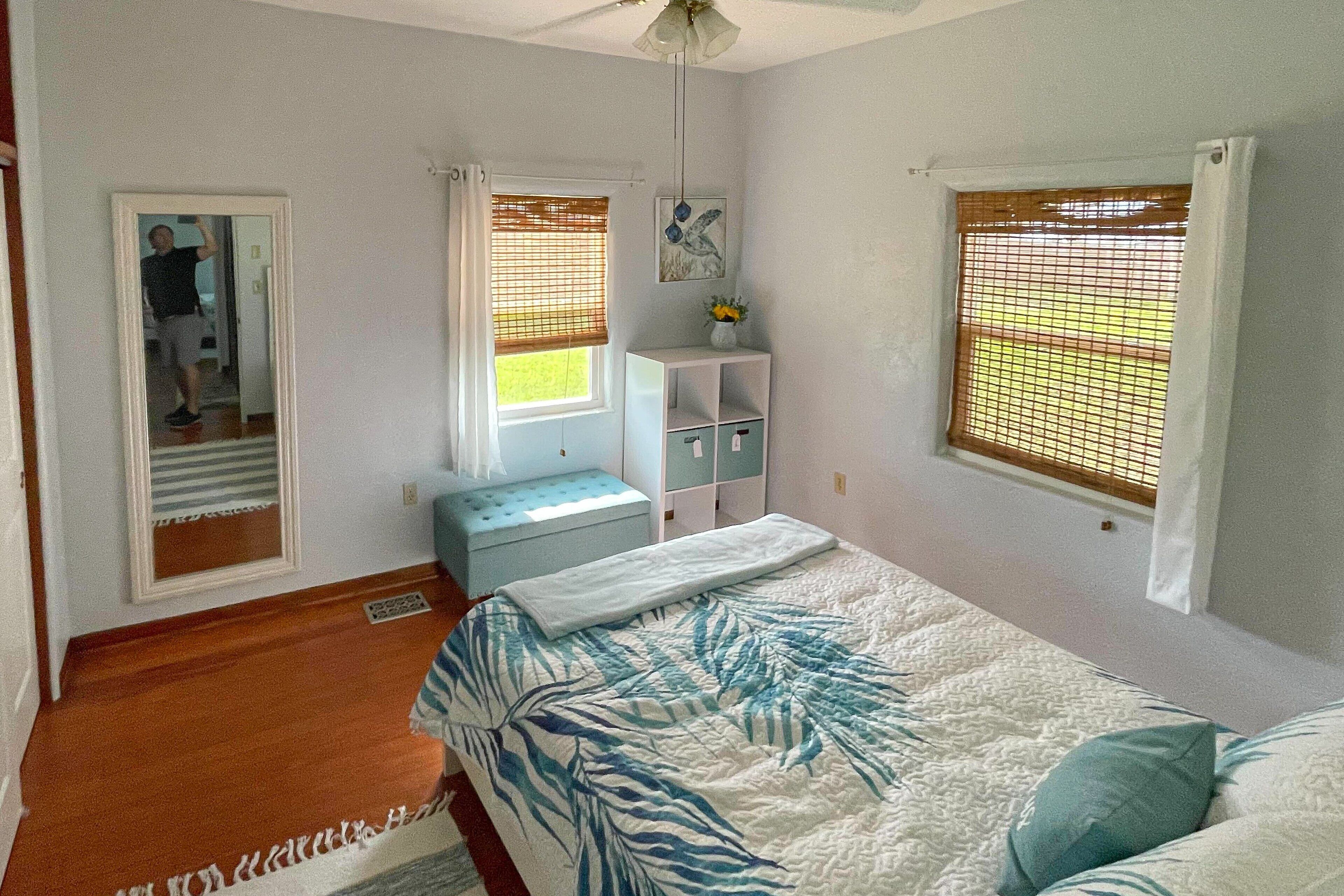 Tabla de planchar con plancha, wifi gratis y ropa de cama 