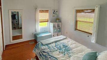 Tabla de planchar con plancha, wifi gratis y ropa de cama