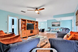 Smart TV - Quiet 4BR Getaway w/Private Pool, Walk to Beach & Florida Room (Ormond Beach)