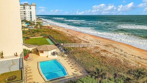 Hotel aan het strand met zwembad, toegang tot het strand en uitzicht op de oceaan.