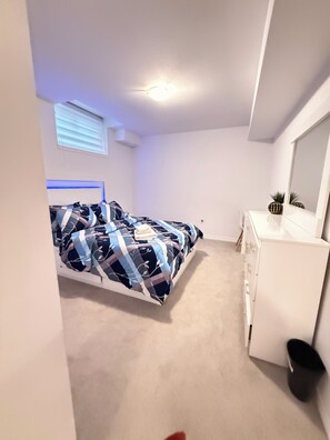 Iron/ironing board, WiFi, bed sheets - 2 bedroom luxury home in the heart of Niagara falls, close to the Falls &stores, (Niagara Falls)