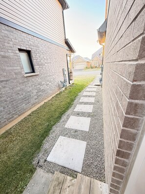 Property grounds - 2 bedroom luxury home in the heart of Niagara falls, close to the Falls &stores, (Niagara Falls)