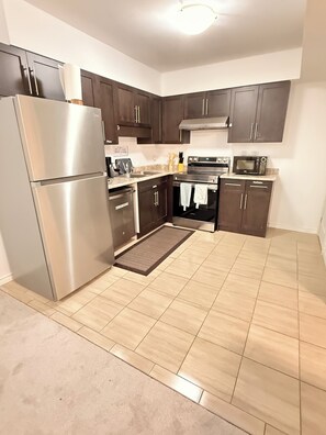 Private kitchen - 2 bedroom luxury home in the heart of Niagara falls, close to the Falls &stores, (Niagara Falls)