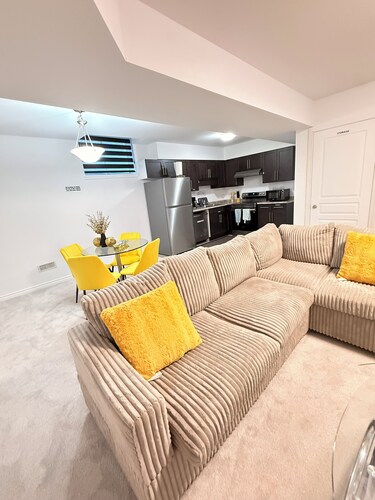 2 bedroom luxury home in the heart of Niagara falls, close to the Falls &stores,