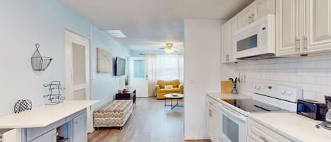 Kjøleskap, mikrobølgeovn, ovn og kokeplater