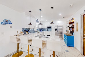 Køleskab, mikrobølgeovn, ovn, kogeplade