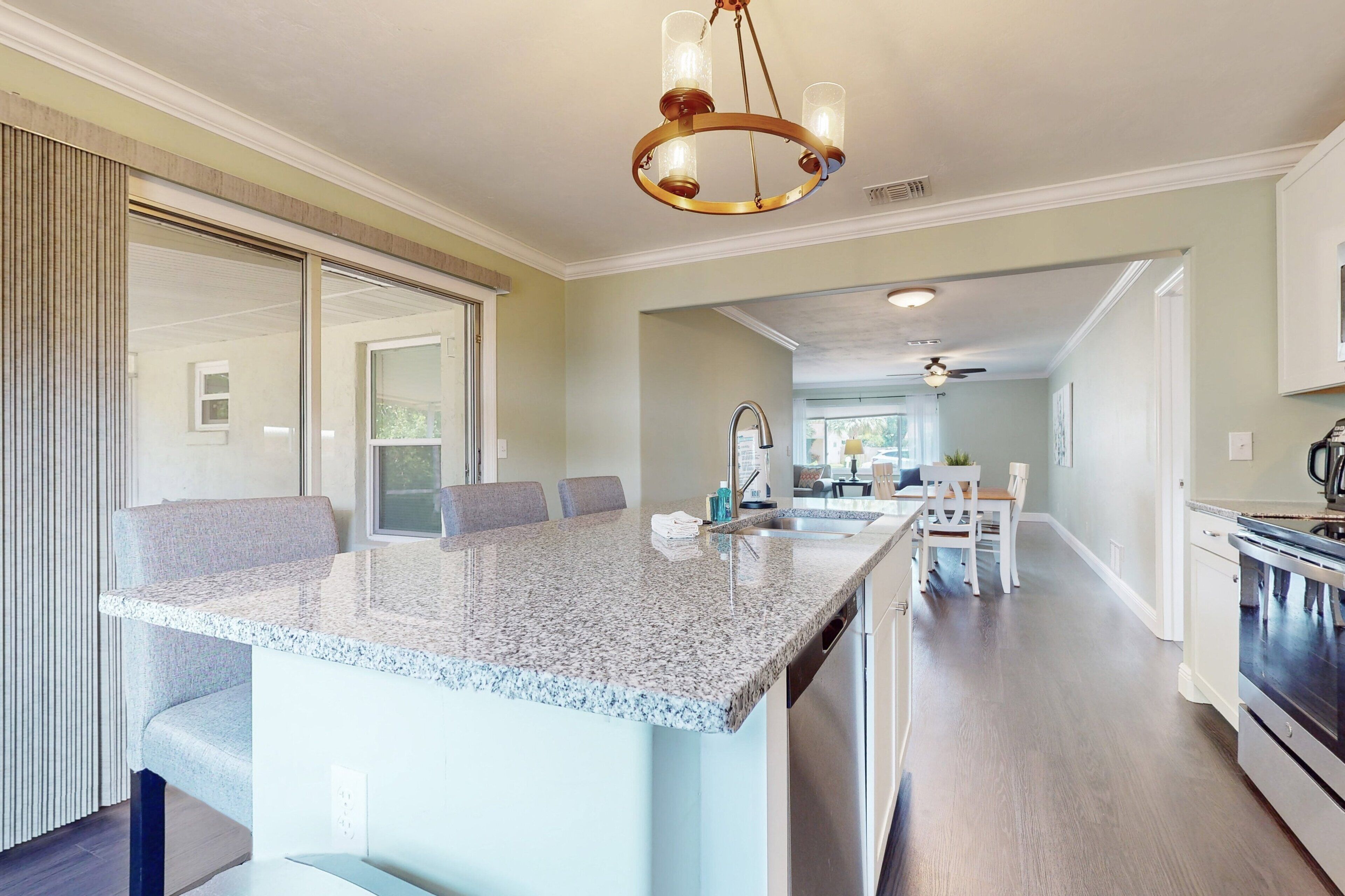 ثلاجة، ميكروويف، فرن، موقد طهي مسطح