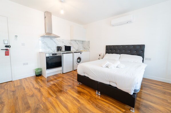 Deluxe Studio | Desk, iron/ironing board, free WiFi - Centra High Road (London)