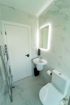 Dusche, kostenlose Toilettenartikel, Haartrockner, Handtücher