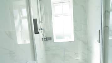 Deluxe Studio | Bathroom | Shower, free toiletries, hair dryer, towels