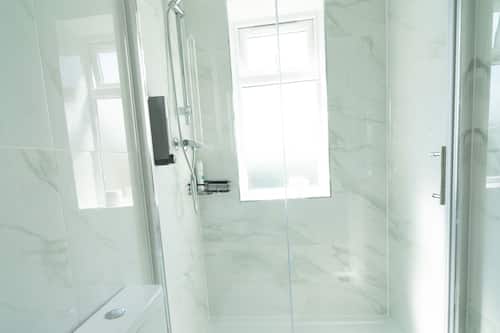 Deluxe-Studio | Badezimmer | Dusche, kostenlose Toilettenartikel, Haartrockner, Handtücher