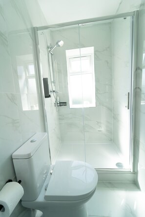 Deluxe Studio | Bathroom | Shower, free toiletries, hair dryer, towels - Centra High Road (London)