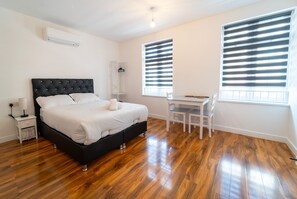 Deluxe Studio | Desk, iron/ironing board, free WiFi - Centra High Road (London)