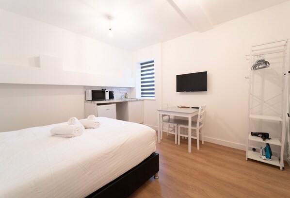 Deluxe Double Room | Minibar, desk, soundproofing, iron/ironing board