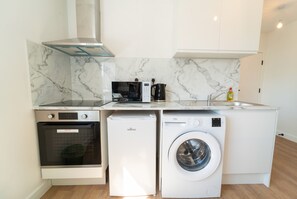 Deluxe Studio | Private kitchen | Mini-fridge, microwave - Centra High Road (London)