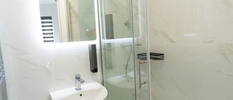 Douche, articles de toilette (gratuits), séchoir à cheveux