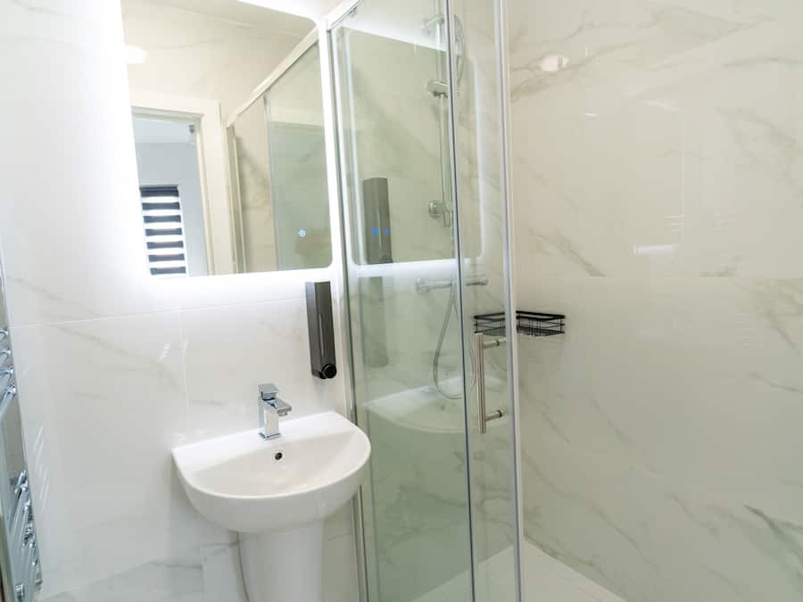 Een douche, gratis toiletartikelen, een haardroger, handdoeken