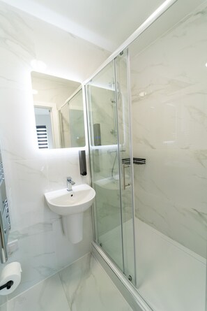 Dusj, toalettartikler (inkludert), hårføner og håndklær