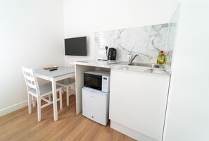 Deluxe Double Room | Desk, iron/ironing board, free WiFi - Centra High Road (London)