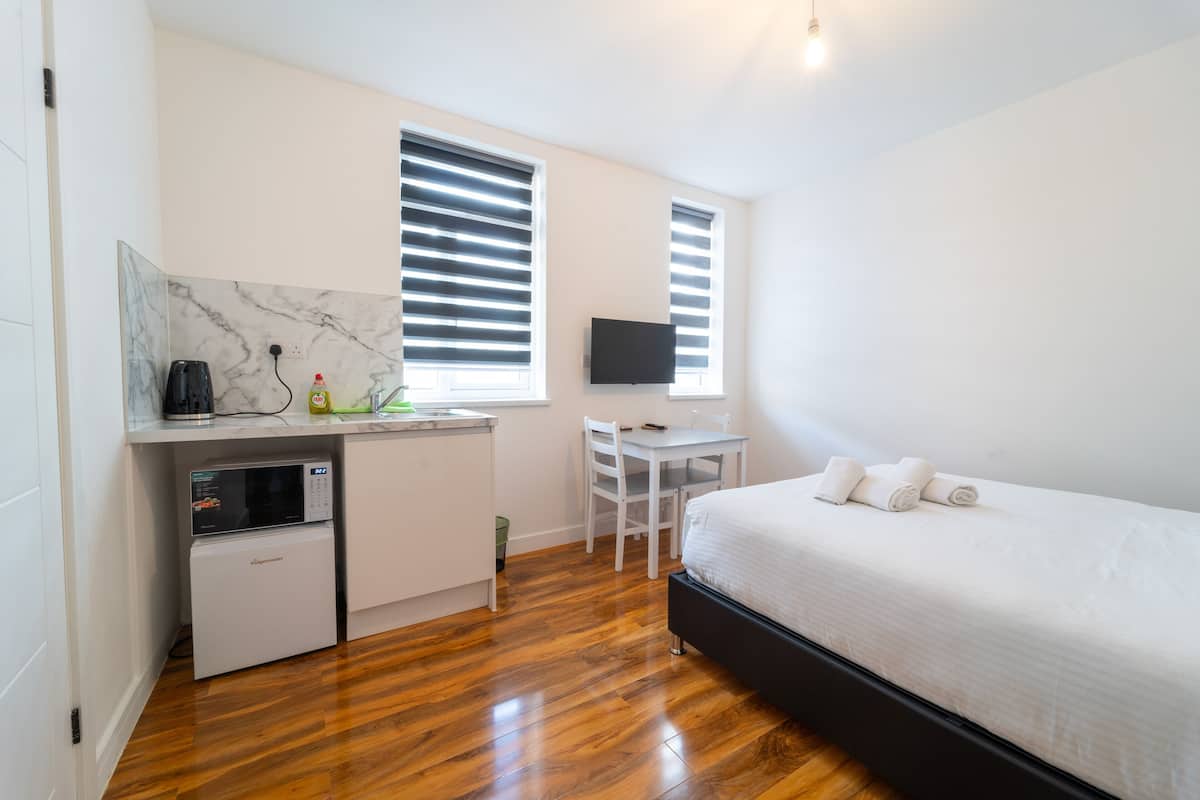 Deluxe Double Room | Desk, iron/ironing board, free WiFi