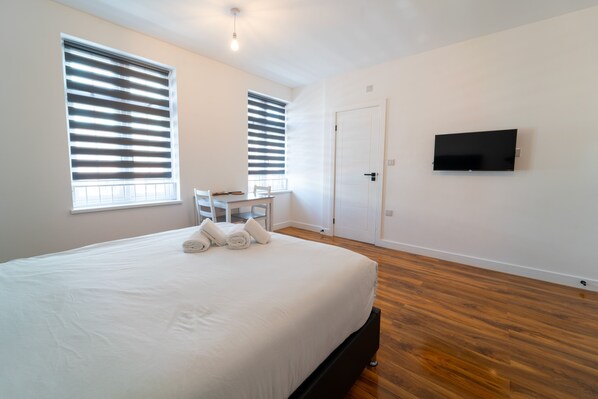 Deluxe Studio | Desk, iron/ironing board, free WiFi - Centra High Road (London)