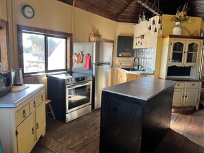 Private kitchen - Hogan and bunkhouse on 10 acres with privacy and beautiful mountain views. (Magdalena)