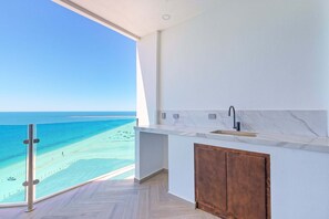 Eine moderne Küche mit Blick auf Strand und Meer.